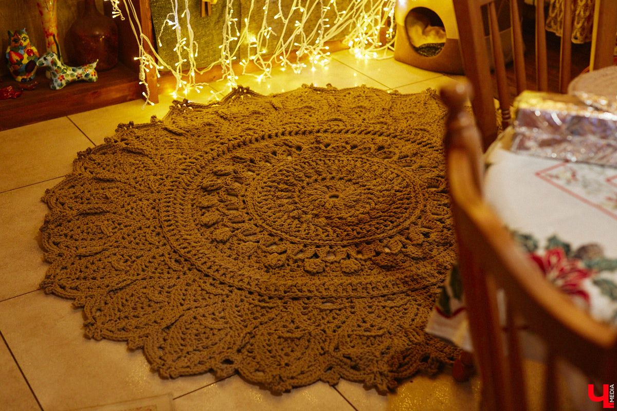 Экспериментаторы, фермеры и агрожурналисты Галина и Эдуард Кошевец подчинились требованиям деревенского дома, создали образцовое хозяйство полного цикла и вывели свою формулу счастья. Ну а мы заглянули в гости к  ним в особняк, расположенный на территории усадьбы Грибоедовых.  