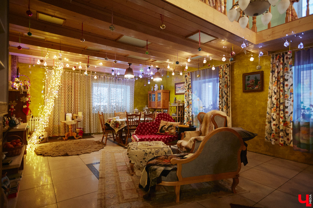 Экспериментаторы, фермеры и агрожурналисты Галина и Эдуард Кошевец подчинились требованиям деревенского дома, создали образцовое хозяйство полного цикла и вывели свою формулу счастья. Ну а мы заглянули в гости к  ним в особняк, расположенный на территории усадьбы Грибоедовых.  