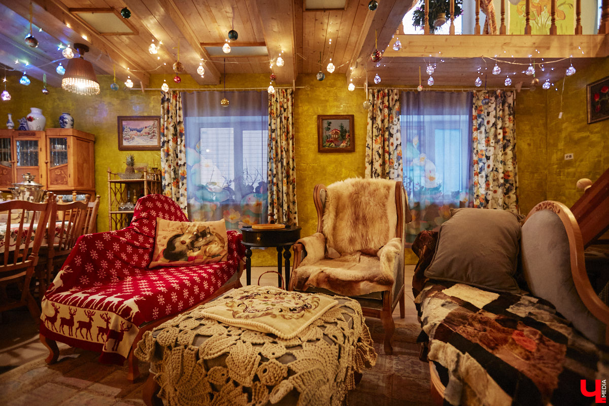 Экспериментаторы, фермеры и агрожурналисты Галина и Эдуард Кошевец подчинились требованиям деревенского дома, создали образцовое хозяйство полного цикла и вывели свою формулу счастья. Ну а мы заглянули в гости к  ним в особняк, расположенный на территории усадьбы Грибоедовых.  