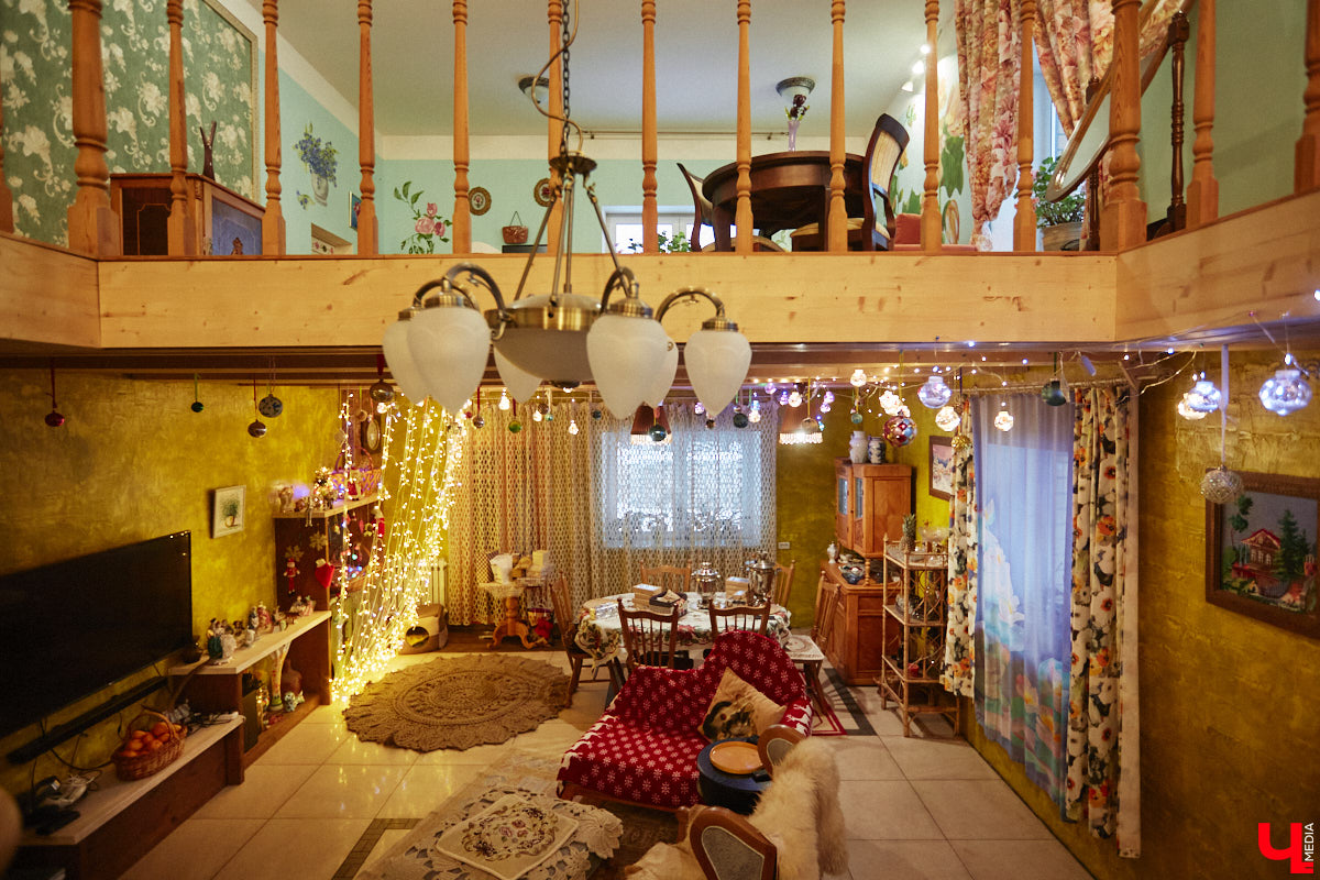 Экспериментаторы, фермеры и агрожурналисты Галина и Эдуард Кошевец подчинились требованиям деревенского дома, создали образцовое хозяйство полного цикла и вывели свою формулу счастья. Ну а мы заглянули в гости к  ним в особняк, расположенный на территории усадьбы Грибоедовых.  