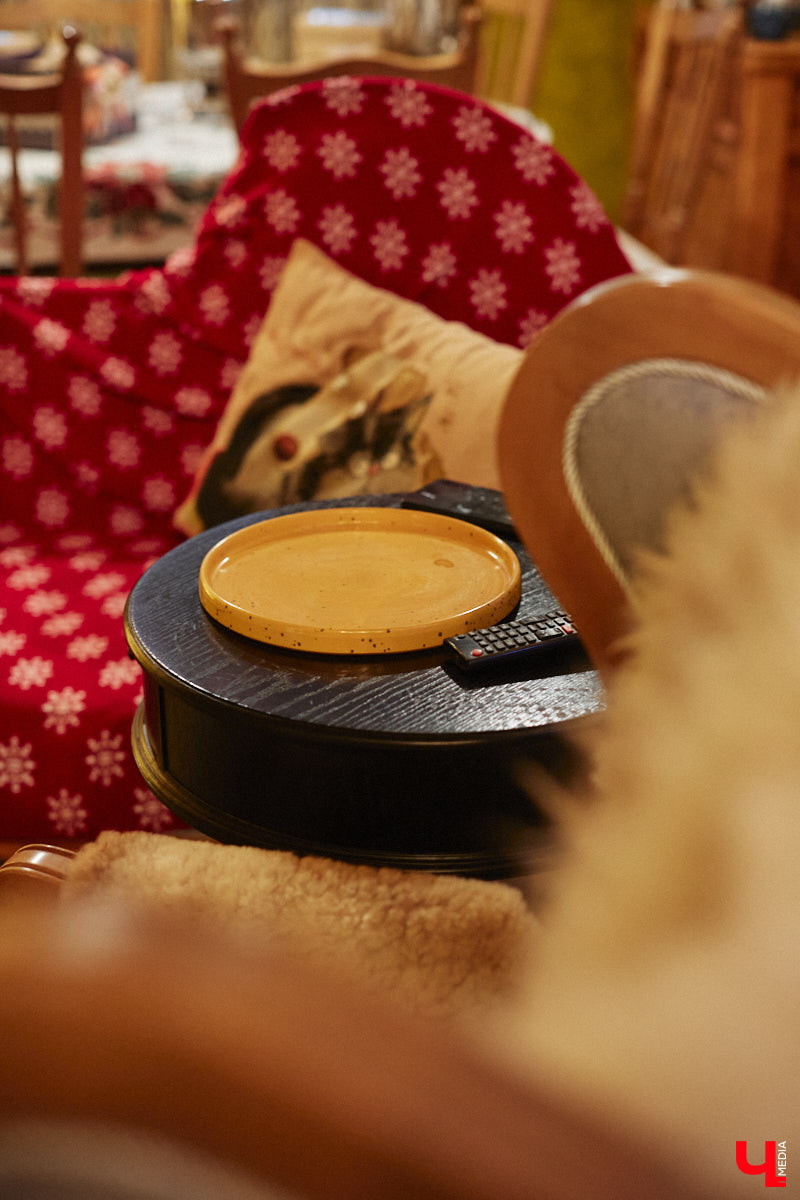 Экспериментаторы, фермеры и агрожурналисты Галина и Эдуард Кошевец подчинились требованиям деревенского дома, создали образцовое хозяйство полного цикла и вывели свою формулу счастья. Ну а мы заглянули в гости к  ним в особняк, расположенный на территории усадьбы Грибоедовых.  