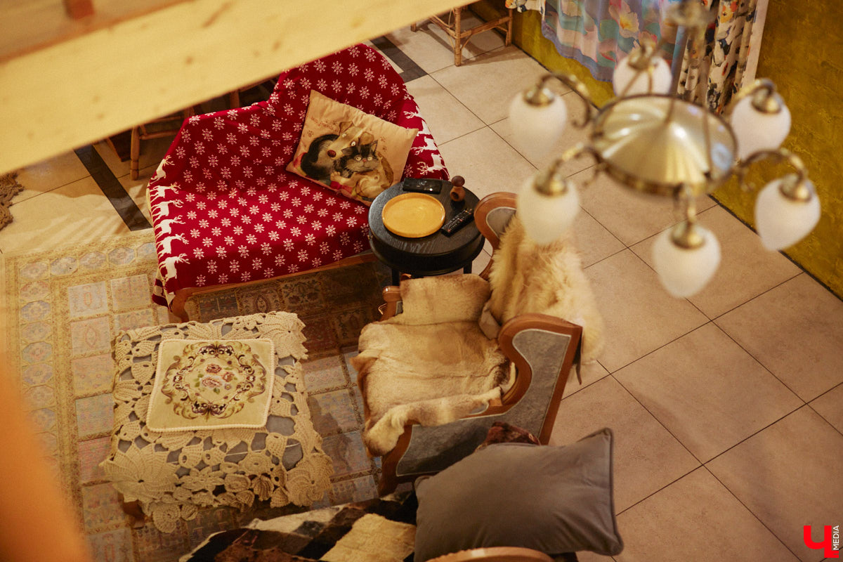 Экспериментаторы, фермеры и агрожурналисты Галина и Эдуард Кошевец подчинились требованиям деревенского дома, создали образцовое хозяйство полного цикла и вывели свою формулу счастья. Ну а мы заглянули в гости к  ним в особняк, расположенный на территории усадьбы Грибоедовых.  