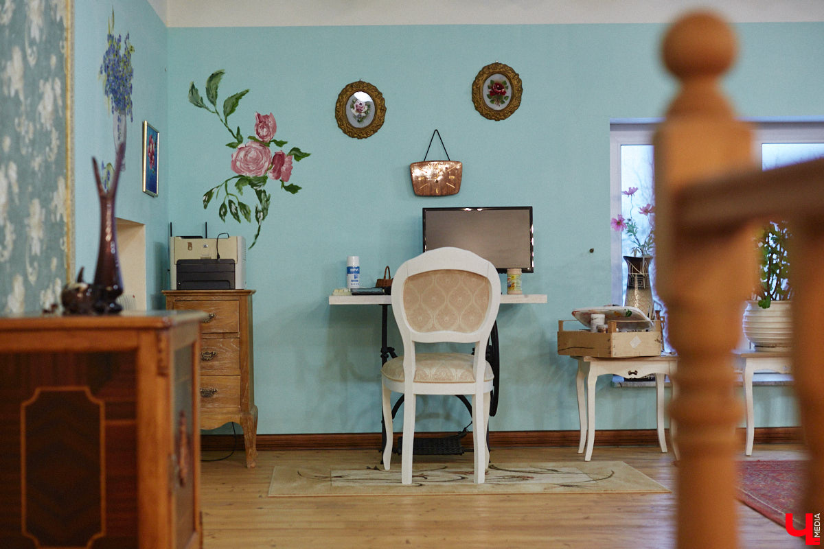 Экспериментаторы, фермеры и агрожурналисты Галина и Эдуард Кошевец подчинились требованиям деревенского дома, создали образцовое хозяйство полного цикла и вывели свою формулу счастья. Ну а мы заглянули в гости к  ним в особняк, расположенный на территории усадьбы Грибоедовых.  