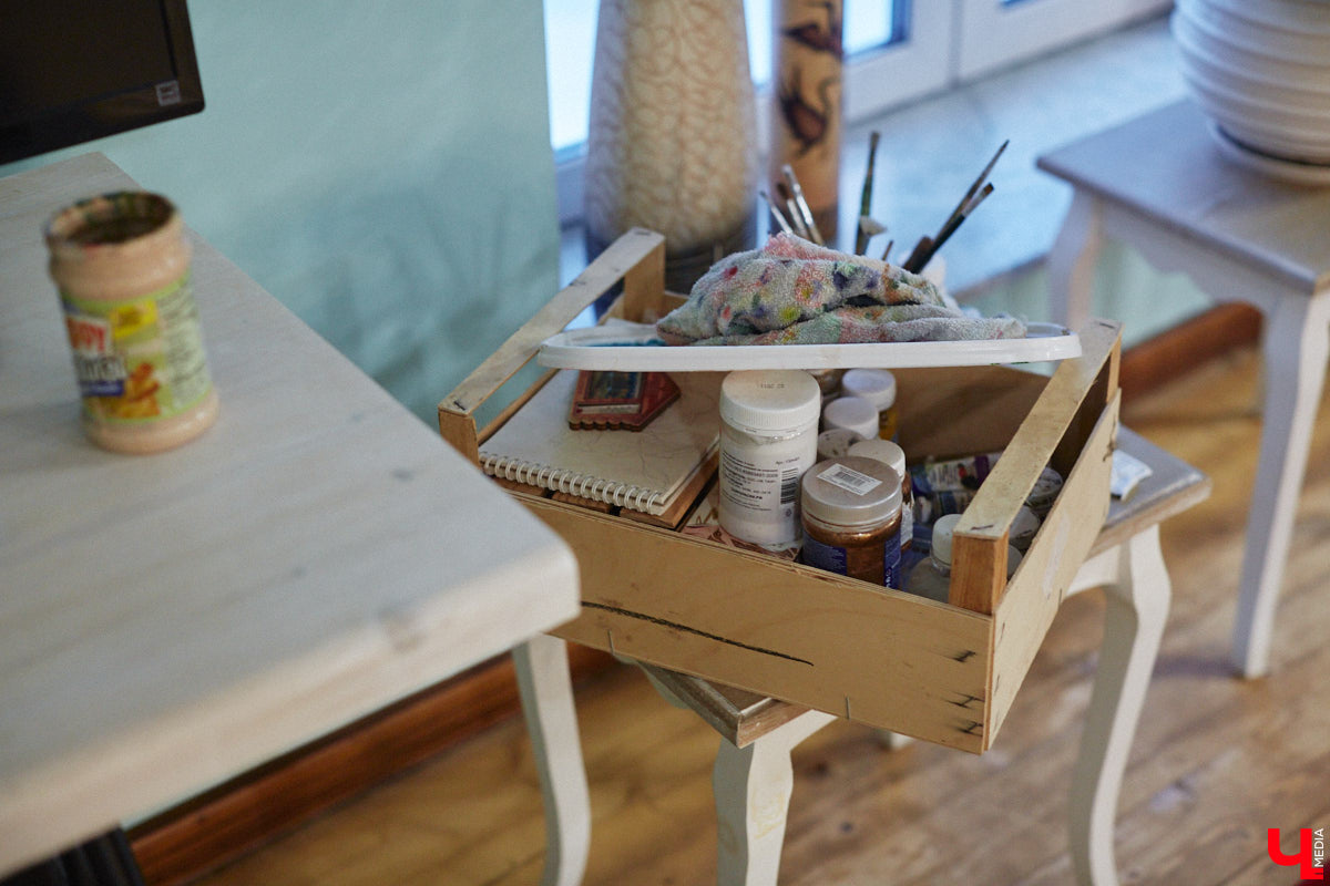 Экспериментаторы, фермеры и агрожурналисты Галина и Эдуард Кошевец подчинились требованиям деревенского дома, создали образцовое хозяйство полного цикла и вывели свою формулу счастья. Ну а мы заглянули в гости к  ним в особняк, расположенный на территории усадьбы Грибоедовых.  