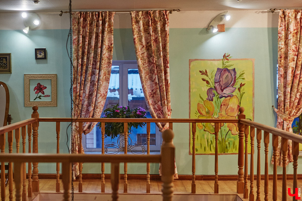 Экспериментаторы, фермеры и агрожурналисты Галина и Эдуард Кошевец подчинились требованиям деревенского дома, создали образцовое хозяйство полного цикла и вывели свою формулу счастья. Ну а мы заглянули в гости к  ним в особняк, расположенный на территории усадьбы Грибоедовых.  