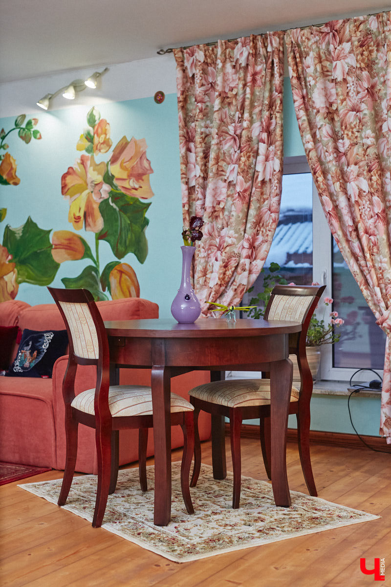 Экспериментаторы, фермеры и агрожурналисты Галина и Эдуард Кошевец подчинились требованиям деревенского дома, создали образцовое хозяйство полного цикла и вывели свою формулу счастья. Ну а мы заглянули в гости к  ним в особняк, расположенный на территории усадьбы Грибоедовых.  