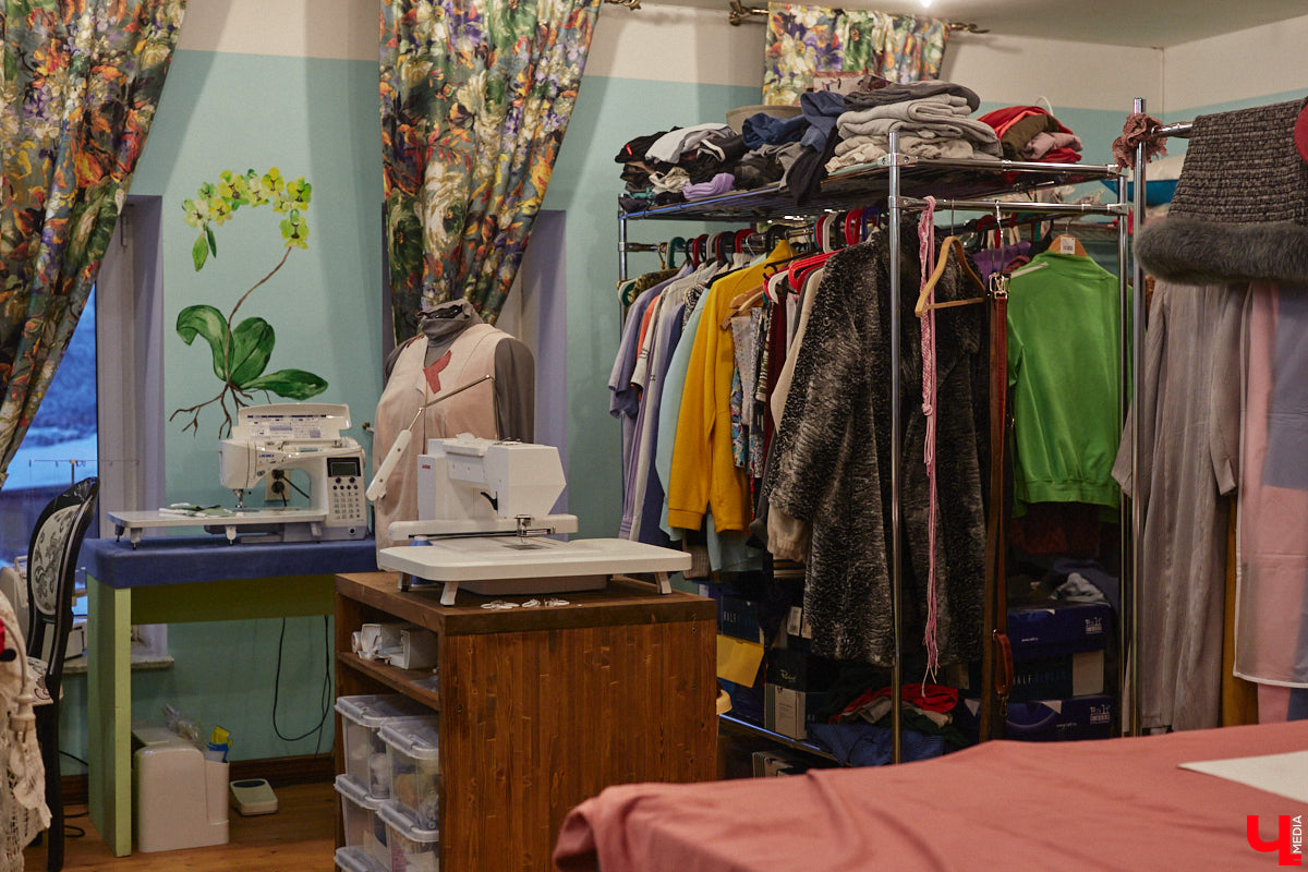 Экспериментаторы, фермеры и агрожурналисты Галина и Эдуард Кошевец подчинились требованиям деревенского дома, создали образцовое хозяйство полного цикла и вывели свою формулу счастья. Ну а мы заглянули в гости к  ним в особняк, расположенный на территории усадьбы Грибоедовых.  