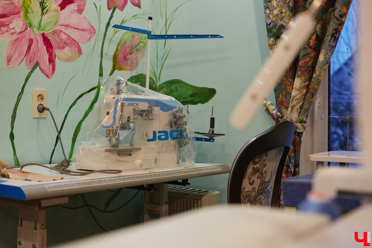 Экспериментаторы, фермеры и агрожурналисты Галина и Эдуард Кошевец подчинились требованиям деревенского дома, создали образцовое хозяйство полного цикла и вывели свою формулу счастья. Ну а мы заглянули в гости к  ним в особняк, расположенный на территории усадьбы Грибоедовых.  