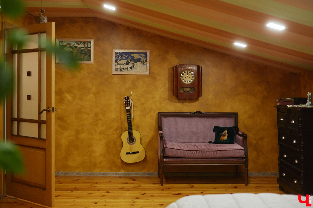 Экспериментаторы, фермеры и агрожурналисты Галина и Эдуард Кошевец подчинились требованиям деревенского дома, создали образцовое хозяйство полного цикла и вывели свою формулу счастья. Ну а мы заглянули в гости к  ним в особняк, расположенный на территории усадьбы Грибоедовых.  