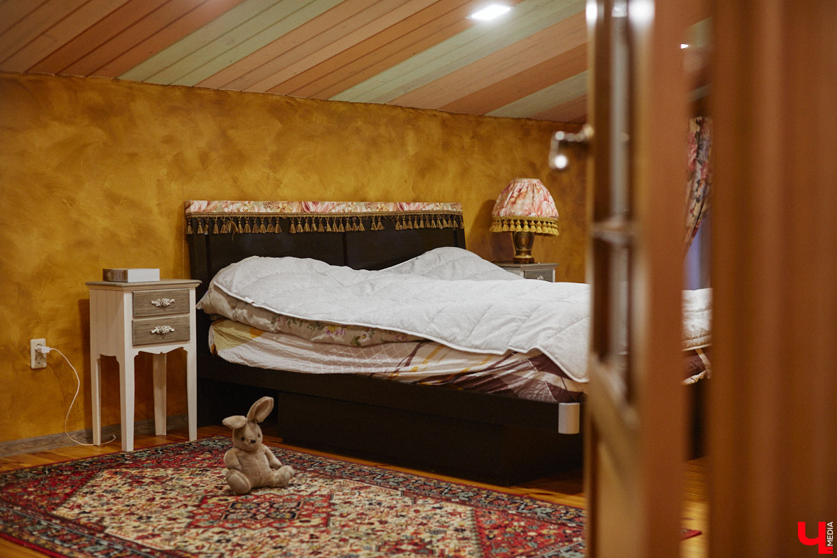 Экспериментаторы, фермеры и агрожурналисты Галина и Эдуард Кошевец подчинились требованиям деревенского дома, создали образцовое хозяйство полного цикла и вывели свою формулу счастья. Ну а мы заглянули в гости к  ним в особняк, расположенный на территории усадьбы Грибоедовых.  