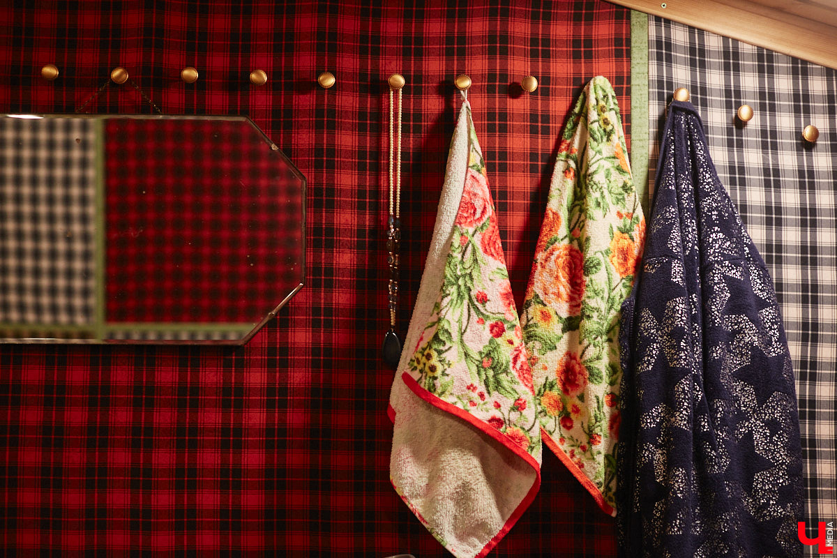 Экспериментаторы, фермеры и агрожурналисты Галина и Эдуард Кошевец подчинились требованиям деревенского дома, создали образцовое хозяйство полного цикла и вывели свою формулу счастья. Ну а мы заглянули в гости к  ним в особняк, расположенный на территории усадьбы Грибоедовых.  