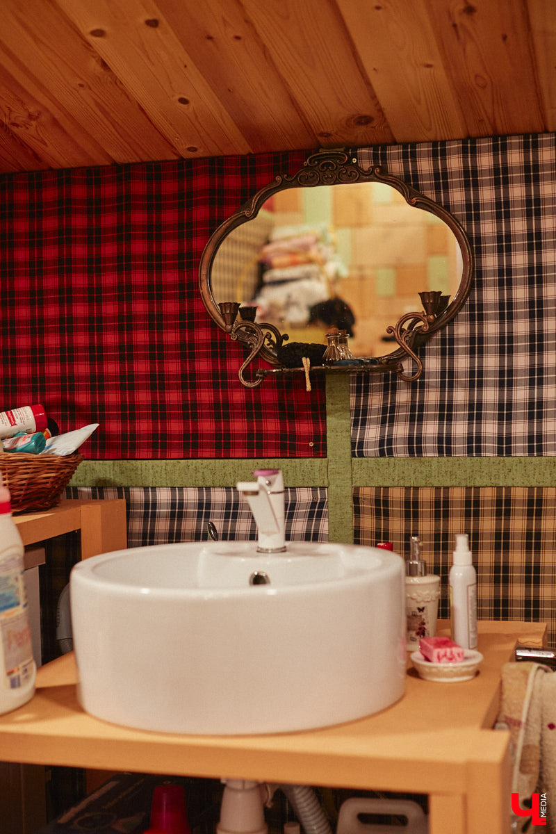 Экспериментаторы, фермеры и агрожурналисты Галина и Эдуард Кошевец подчинились требованиям деревенского дома, создали образцовое хозяйство полного цикла и вывели свою формулу счастья. Ну а мы заглянули в гости к  ним в особняк, расположенный на территории усадьбы Грибоедовых.  