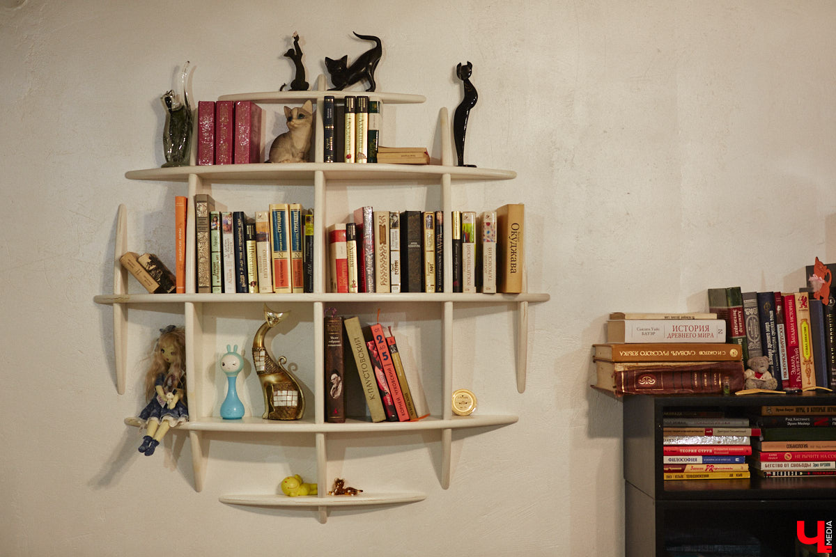 Экспериментаторы, фермеры и агрожурналисты Галина и Эдуард Кошевец подчинились требованиям деревенского дома, создали образцовое хозяйство полного цикла и вывели свою формулу счастья. Ну а мы заглянули в гости к  ним в особняк, расположенный на территории усадьбы Грибоедовых.  