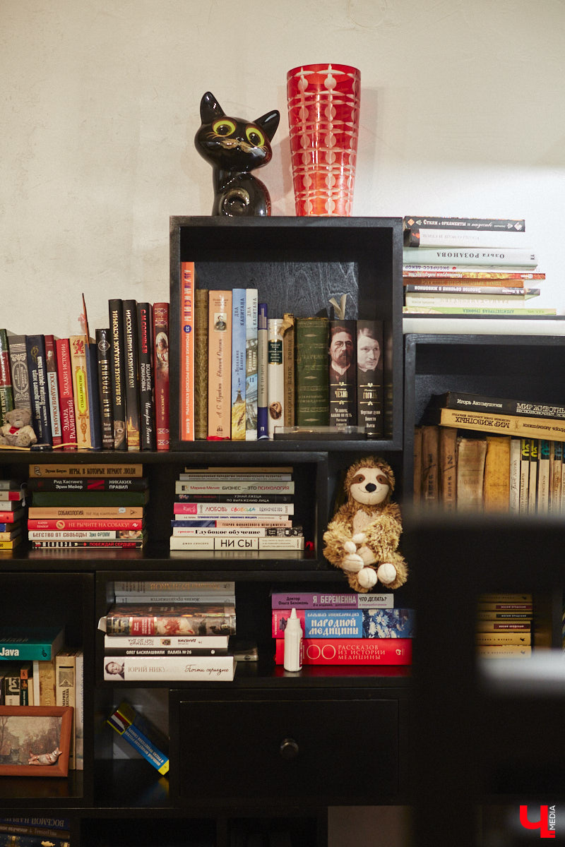 Экспериментаторы, фермеры и агрожурналисты Галина и Эдуард Кошевец подчинились требованиям деревенского дома, создали образцовое хозяйство полного цикла и вывели свою формулу счастья. Ну а мы заглянули в гости к  ним в особняк, расположенный на территории усадьбы Грибоедовых.  