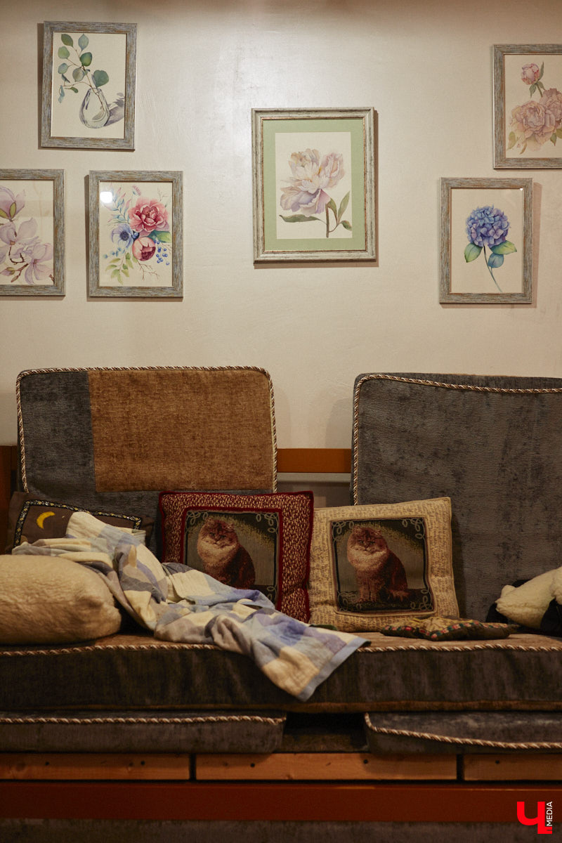 Экспериментаторы, фермеры и агрожурналисты Галина и Эдуард Кошевец подчинились требованиям деревенского дома, создали образцовое хозяйство полного цикла и вывели свою формулу счастья. Ну а мы заглянули в гости к  ним в особняк, расположенный на территории усадьбы Грибоедовых.  