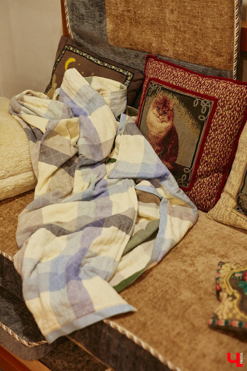 Экспериментаторы, фермеры и агрожурналисты Галина и Эдуард Кошевец подчинились требованиям деревенского дома, создали образцовое хозяйство полного цикла и вывели свою формулу счастья. Ну а мы заглянули в гости к  ним в особняк, расположенный на территории усадьбы Грибоедовых.  