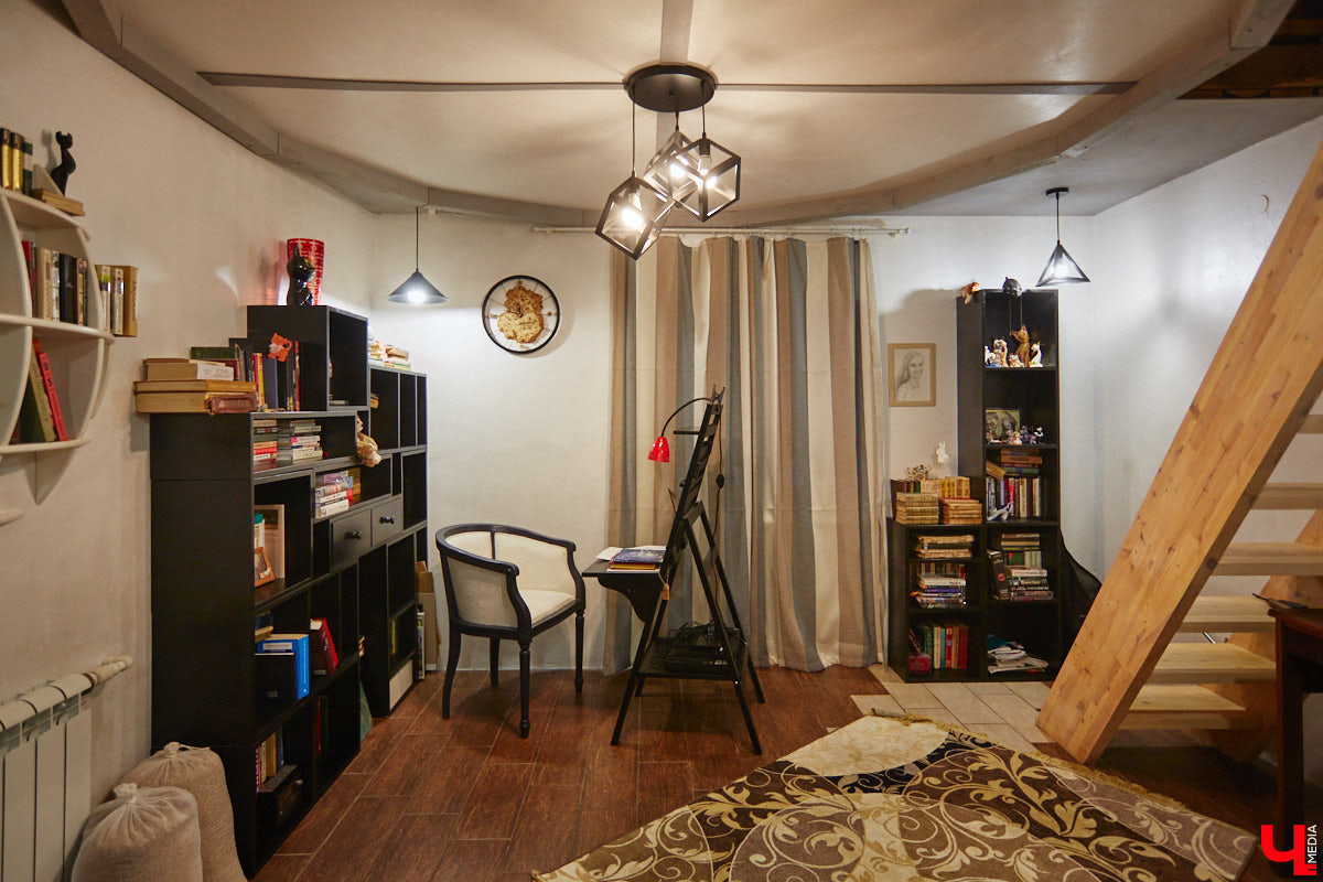 Экспериментаторы, фермеры и агрожурналисты Галина и Эдуард Кошевец подчинились требованиям деревенского дома, создали образцовое хозяйство полного цикла и вывели свою формулу счастья. Ну а мы заглянули в гости к  ним в особняк, расположенный на территории усадьбы Грибоедовых.  