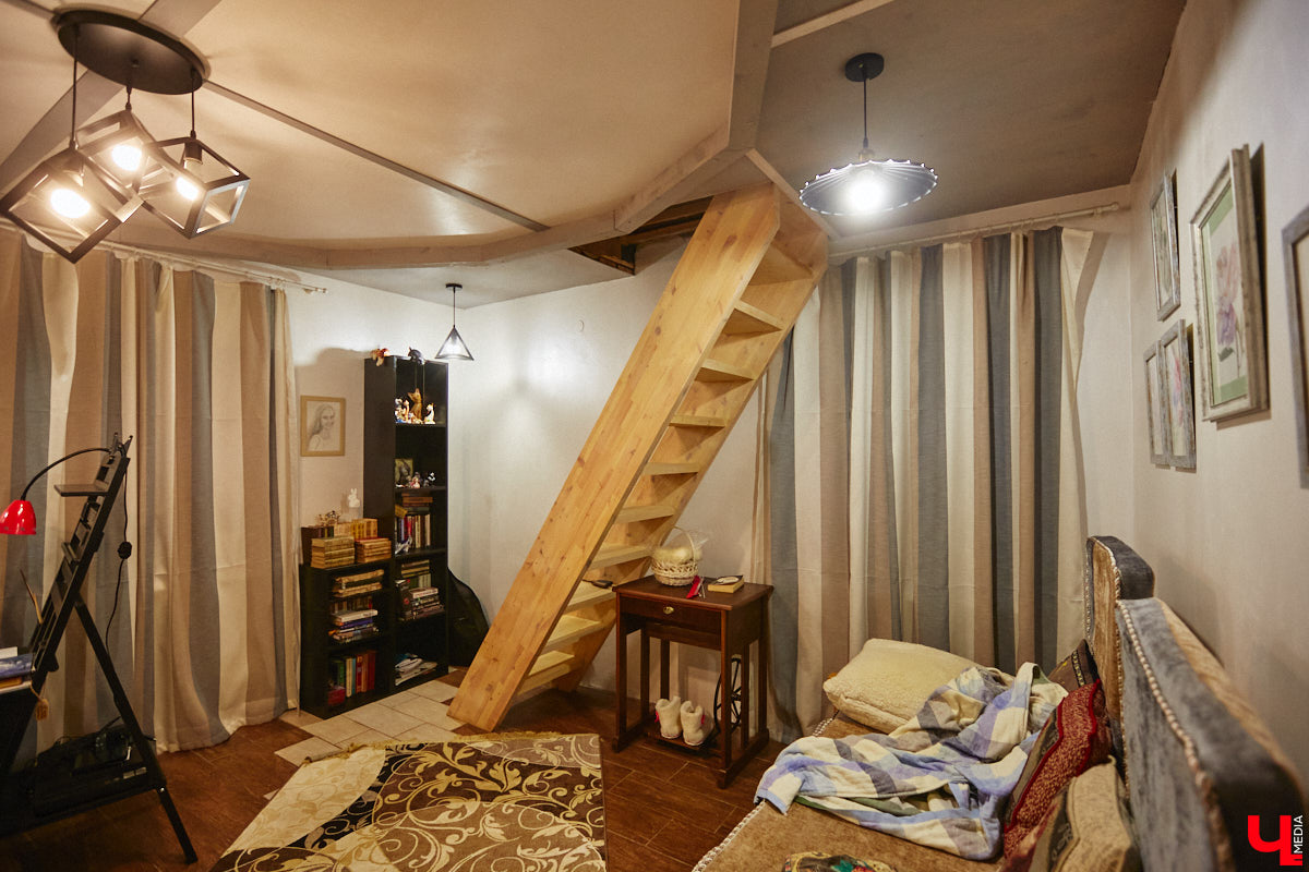 Экспериментаторы, фермеры и агрожурналисты Галина и Эдуард Кошевец подчинились требованиям деревенского дома, создали образцовое хозяйство полного цикла и вывели свою формулу счастья. Ну а мы заглянули в гости к  ним в особняк, расположенный на территории усадьбы Грибоедовых.  