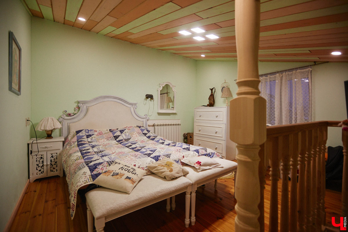 Экспериментаторы, фермеры и агрожурналисты Галина и Эдуард Кошевец подчинились требованиям деревенского дома, создали образцовое хозяйство полного цикла и вывели свою формулу счастья. Ну а мы заглянули в гости к  ним в особняк, расположенный на территории усадьбы Грибоедовых.  