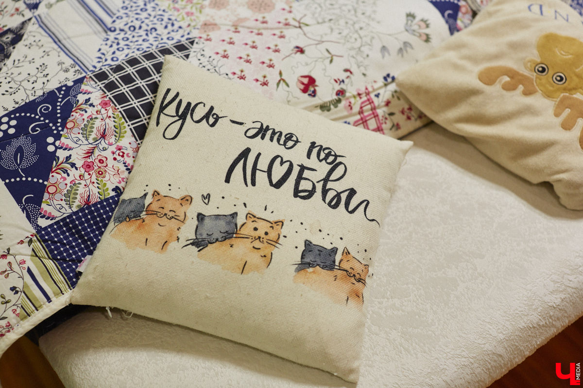 Экспериментаторы, фермеры и агрожурналисты Галина и Эдуард Кошевец подчинились требованиям деревенского дома, создали образцовое хозяйство полного цикла и вывели свою формулу счастья. Ну а мы заглянули в гости к  ним в особняк, расположенный на территории усадьбы Грибоедовых.  