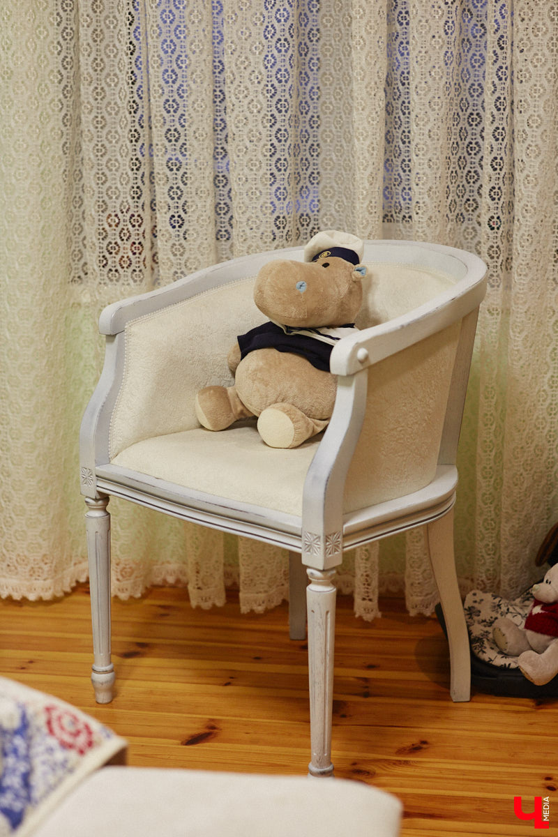 Экспериментаторы, фермеры и агрожурналисты Галина и Эдуард Кошевец подчинились требованиям деревенского дома, создали образцовое хозяйство полного цикла и вывели свою формулу счастья. Ну а мы заглянули в гости к  ним в особняк, расположенный на территории усадьбы Грибоедовых.  