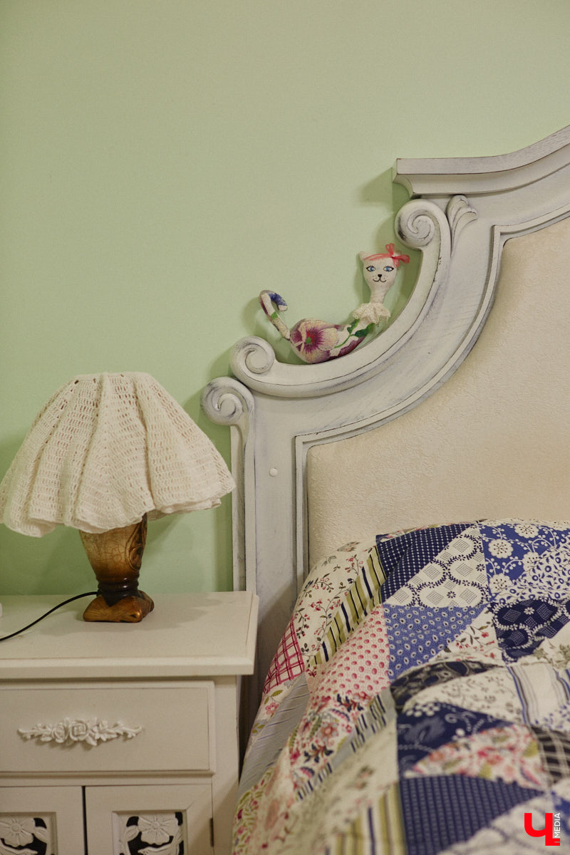 Экспериментаторы, фермеры и агрожурналисты Галина и Эдуард Кошевец подчинились требованиям деревенского дома, создали образцовое хозяйство полного цикла и вывели свою формулу счастья. Ну а мы заглянули в гости к  ним в особняк, расположенный на территории усадьбы Грибоедовых.  