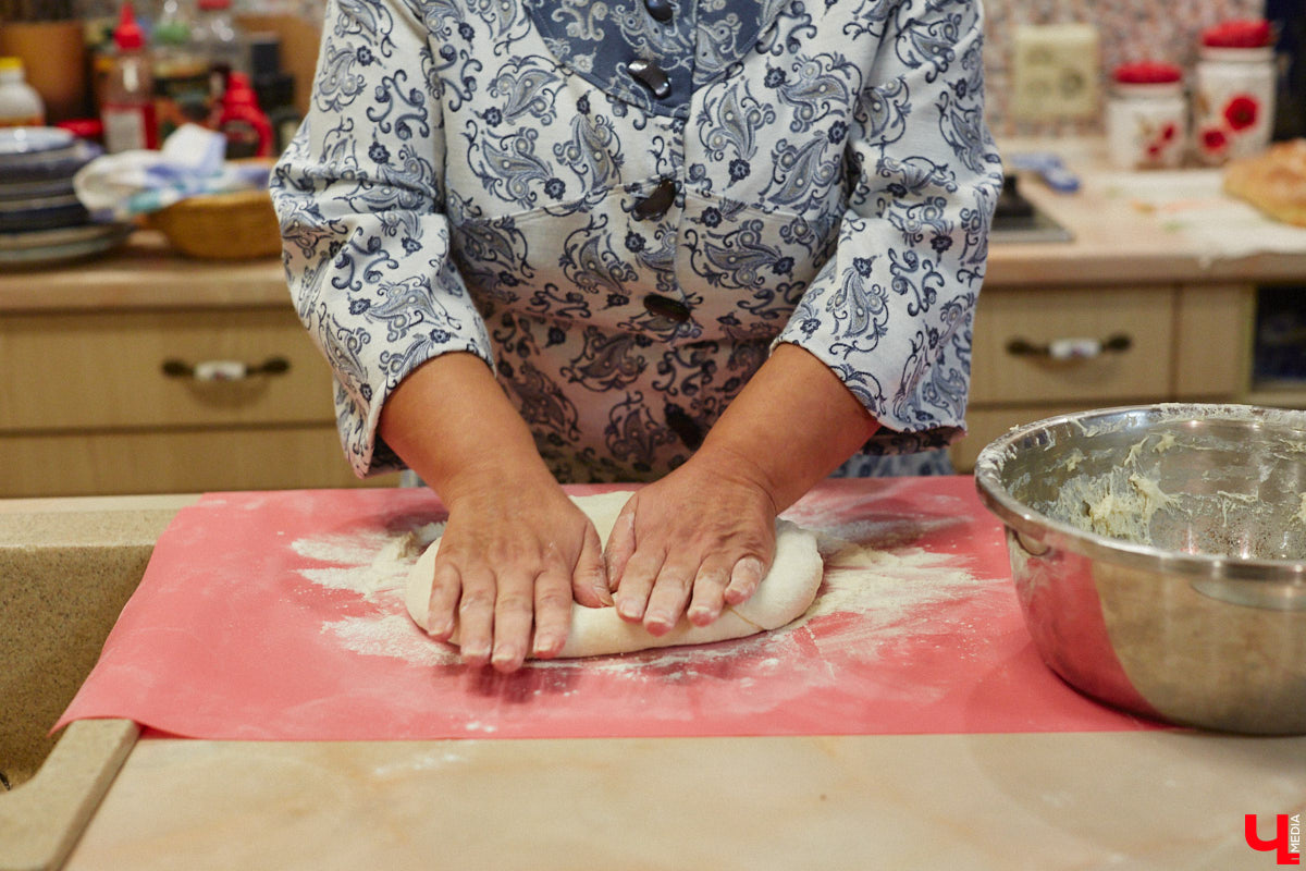 Экспериментаторы, фермеры и агрожурналисты Галина и Эдуард Кошевец подчинились требованиям деревенского дома, создали образцовое хозяйство полного цикла и вывели свою формулу счастья. Ну а мы заглянули в гости к  ним в особняк, расположенный на территории усадьбы Грибоедовых.  