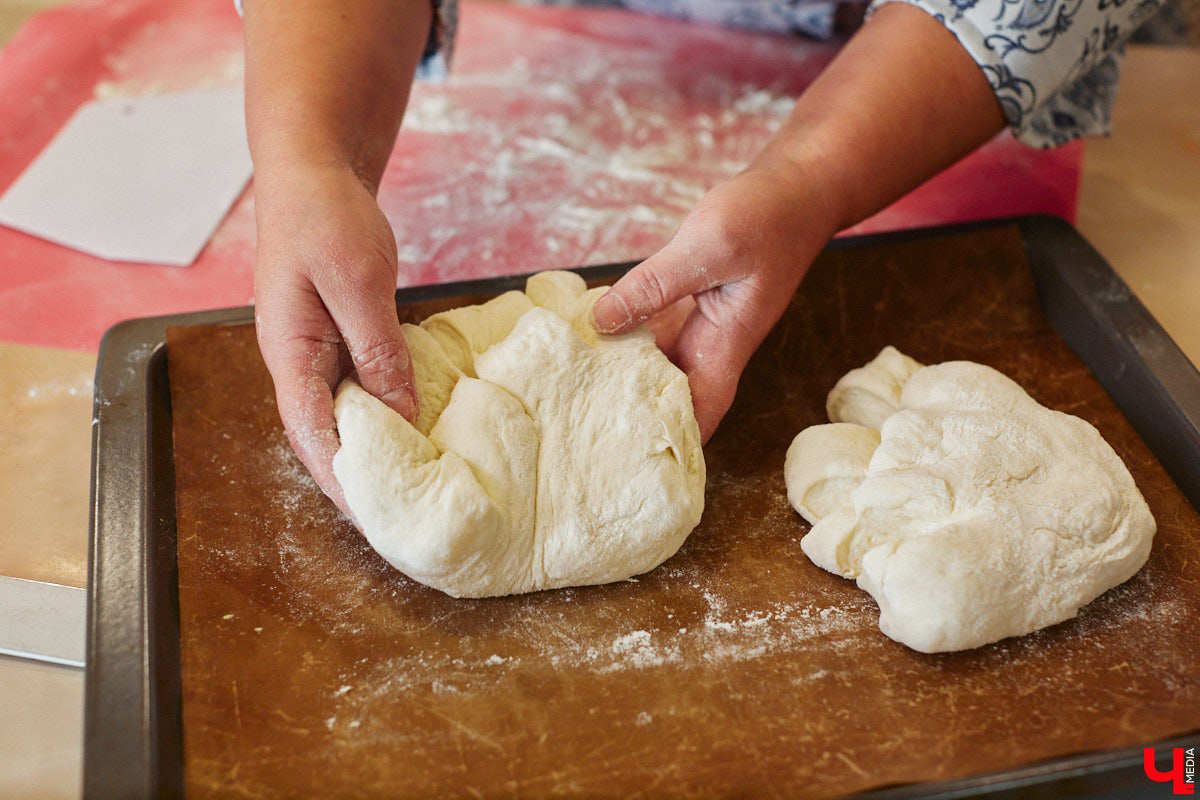 Экспериментаторы, фермеры и агрожурналисты Галина и Эдуард Кошевец подчинились требованиям деревенского дома, создали образцовое хозяйство полного цикла и вывели свою формулу счастья. Ну а мы заглянули в гости к  ним в особняк, расположенный на территории усадьбы Грибоедовых.  
