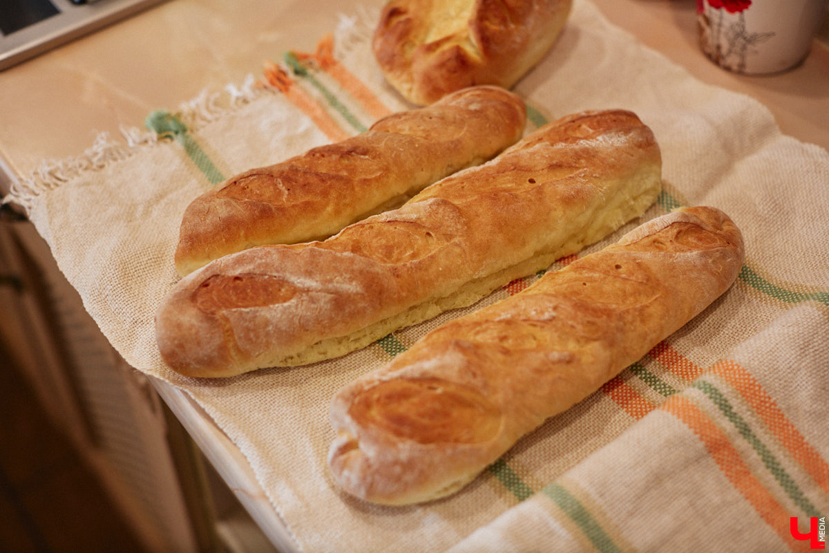 Экспериментаторы, фермеры и агрожурналисты Галина и Эдуард Кошевец подчинились требованиям деревенского дома, создали образцовое хозяйство полного цикла и вывели свою формулу счастья. Ну а мы заглянули в гости к  ним в особняк, расположенный на территории усадьбы Грибоедовых.  