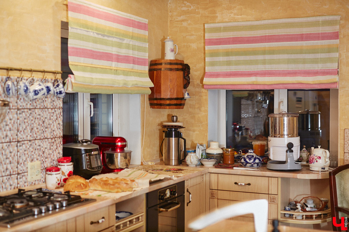 Экспериментаторы, фермеры и агрожурналисты Галина и Эдуард Кошевец подчинились требованиям деревенского дома, создали образцовое хозяйство полного цикла и вывели свою формулу счастья. Ну а мы заглянули в гости к  ним в особняк, расположенный на территории усадьбы Грибоедовых.  