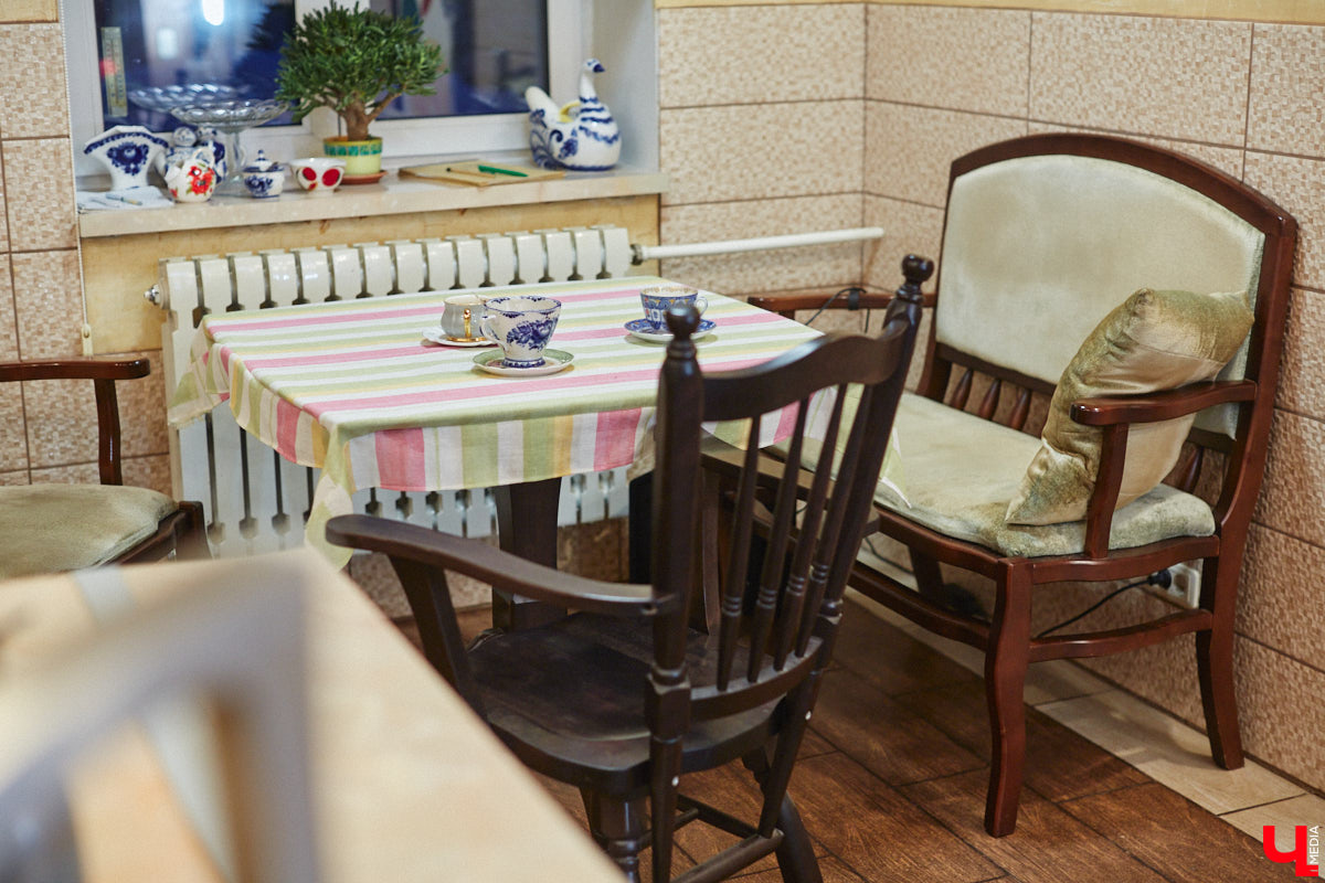 Экспериментаторы, фермеры и агрожурналисты Галина и Эдуард Кошевец подчинились требованиям деревенского дома, создали образцовое хозяйство полного цикла и вывели свою формулу счастья. Ну а мы заглянули в гости к  ним в особняк, расположенный на территории усадьбы Грибоедовых.  