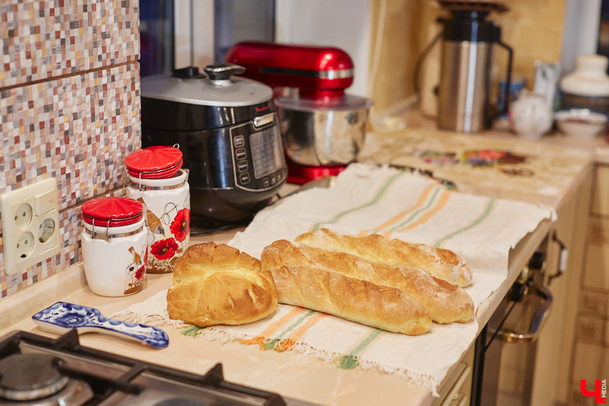 Экспериментаторы, фермеры и агрожурналисты Галина и Эдуард Кошевец подчинились требованиям деревенского дома, создали образцовое хозяйство полного цикла и вывели свою формулу счастья. Ну а мы заглянули в гости к  ним в особняк, расположенный на территории усадьбы Грибоедовых.  