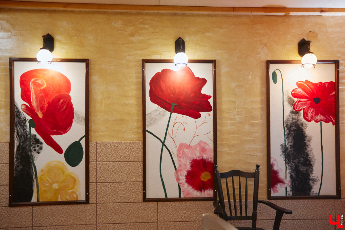 Экспериментаторы, фермеры и агрожурналисты Галина и Эдуард Кошевец подчинились требованиям деревенского дома, создали образцовое хозяйство полного цикла и вывели свою формулу счастья. Ну а мы заглянули в гости к  ним в особняк, расположенный на территории усадьбы Грибоедовых.  