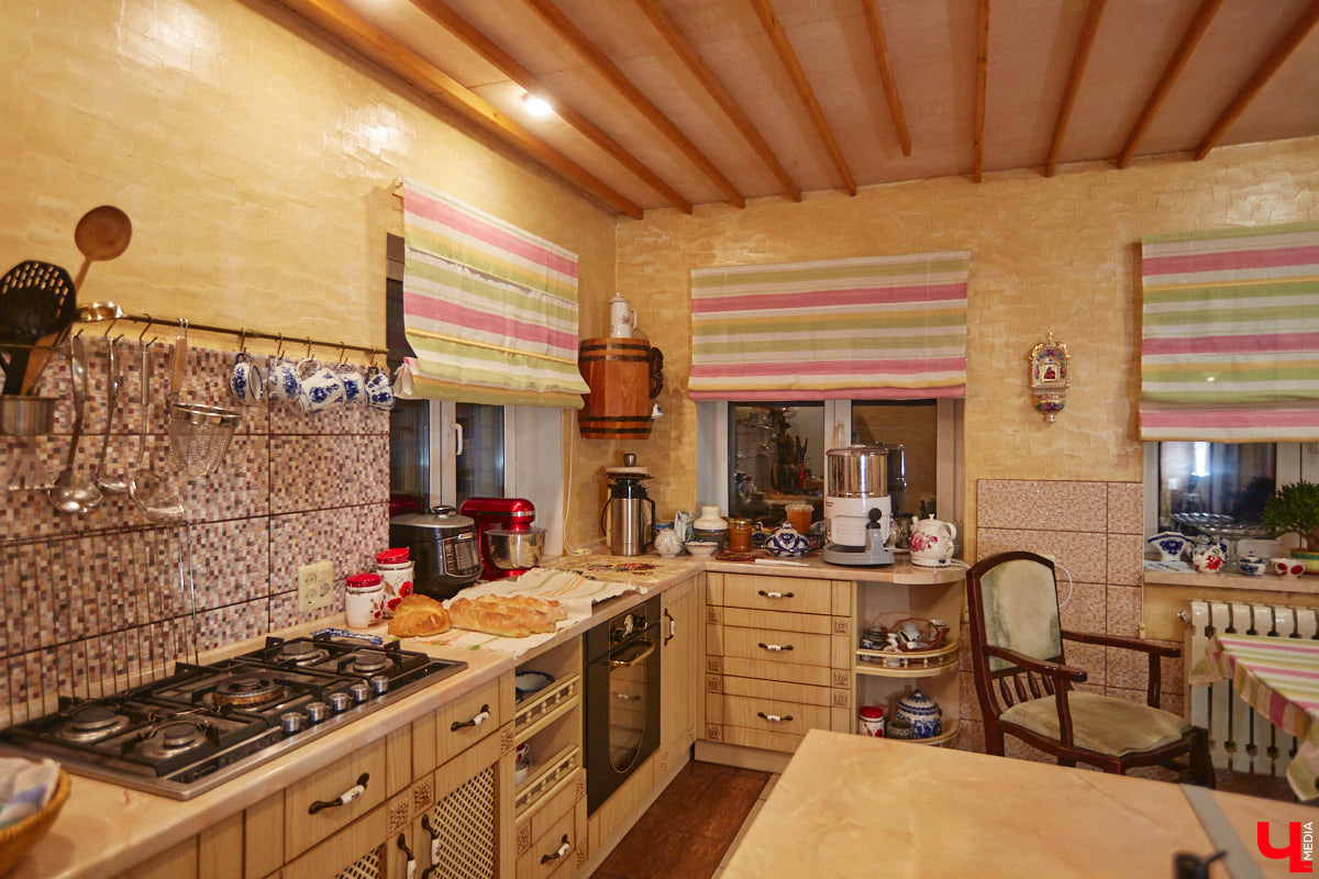 Экспериментаторы, фермеры и агрожурналисты Галина и Эдуард Кошевец подчинились требованиям деревенского дома, создали образцовое хозяйство полного цикла и вывели свою формулу счастья. Ну а мы заглянули в гости к  ним в особняк, расположенный на территории усадьбы Грибоедовых.  