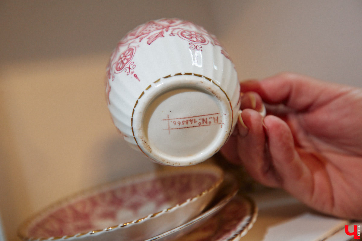 Экспериментаторы, фермеры и агрожурналисты Галина и Эдуард Кошевец подчинились требованиям деревенского дома, создали образцовое хозяйство полного цикла и вывели свою формулу счастья. Ну а мы заглянули в гости к  ним в особняк, расположенный на территории усадьбы Грибоедовых.  