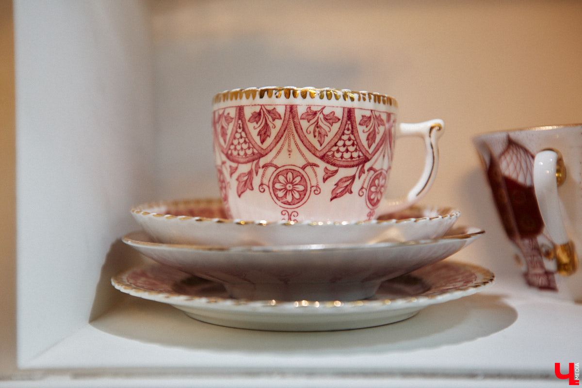 Экспериментаторы, фермеры и агрожурналисты Галина и Эдуард Кошевец подчинились требованиям деревенского дома, создали образцовое хозяйство полного цикла и вывели свою формулу счастья. Ну а мы заглянули в гости к  ним в особняк, расположенный на территории усадьбы Грибоедовых.  