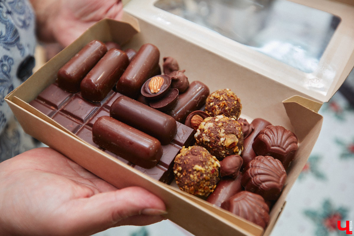 Экспериментаторы, фермеры и агрожурналисты Галина и Эдуард Кошевец подчинились требованиям деревенского дома, создали образцовое хозяйство полного цикла и вывели свою формулу счастья. Ну а мы заглянули в гости к  ним в особняк, расположенный на территории усадьбы Грибоедовых.  