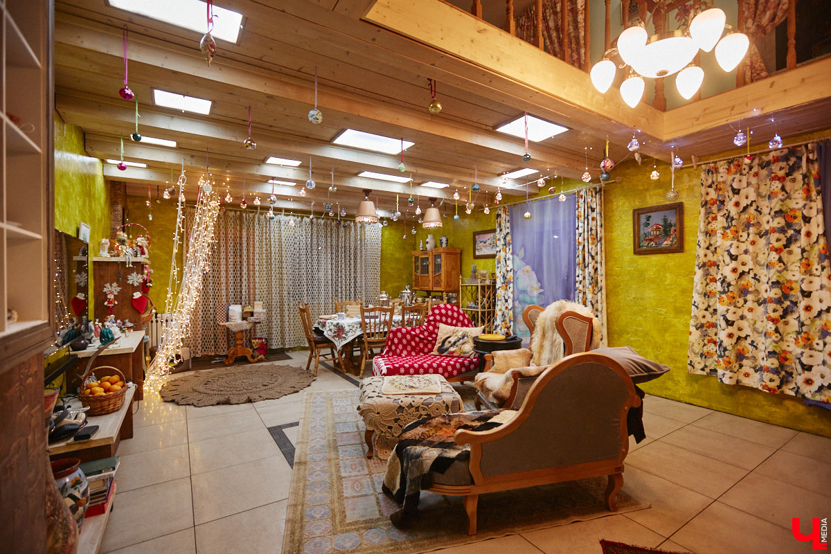 Экспериментаторы, фермеры и агрожурналисты Галина и Эдуард Кошевец подчинились требованиям деревенского дома, создали образцовое хозяйство полного цикла и вывели свою формулу счастья. Ну а мы заглянули в гости к  ним в особняк, расположенный на территории усадьбы Грибоедовых.  