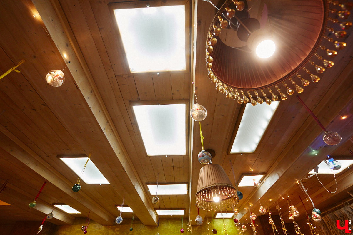 Экспериментаторы, фермеры и агрожурналисты Галина и Эдуард Кошевец подчинились требованиям деревенского дома, создали образцовое хозяйство полного цикла и вывели свою формулу счастья. Ну а мы заглянули в гости к  ним в особняк, расположенный на территории усадьбы Грибоедовых.  