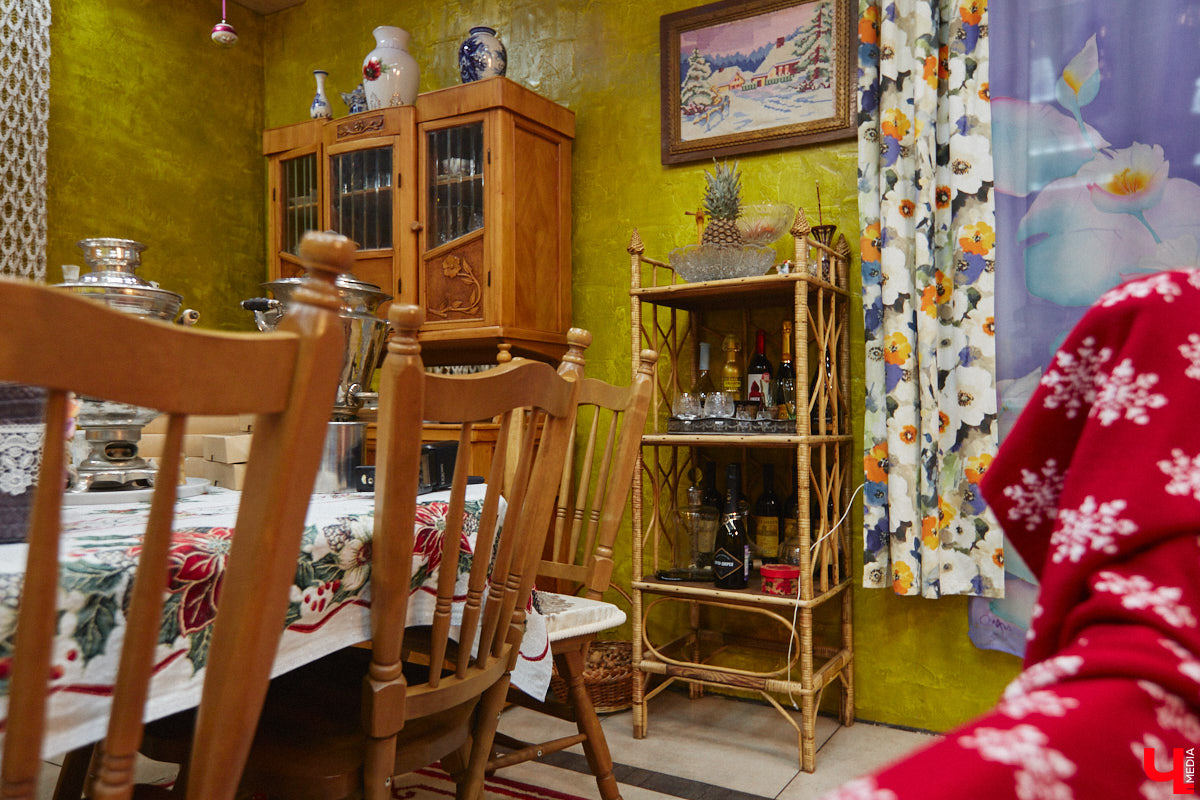 Экспериментаторы, фермеры и агрожурналисты Галина и Эдуард Кошевец подчинились требованиям деревенского дома, создали образцовое хозяйство полного цикла и вывели свою формулу счастья. Ну а мы заглянули в гости к  ним в особняк, расположенный на территории усадьбы Грибоедовых.  