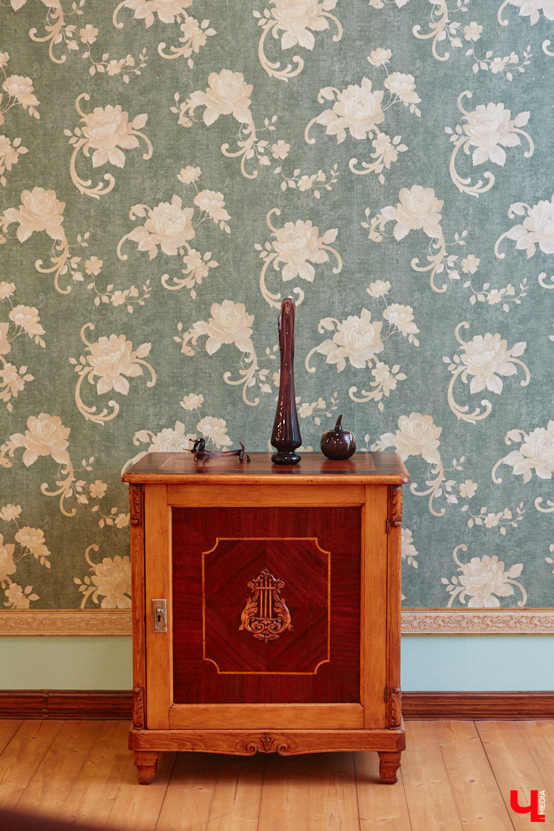 Экспериментаторы, фермеры и агрожурналисты Галина и Эдуард Кошевец подчинились требованиям деревенского дома, создали образцовое хозяйство полного цикла и вывели свою формулу счастья. Ну а мы заглянули в гости к  ним в особняк, расположенный на территории усадьбы Грибоедовых.  