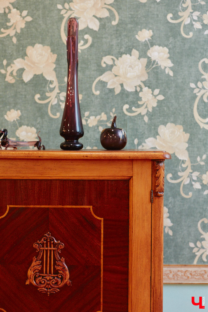 Экспериментаторы, фермеры и агрожурналисты Галина и Эдуард Кошевец подчинились требованиям деревенского дома, создали образцовое хозяйство полного цикла и вывели свою формулу счастья. Ну а мы заглянули в гости к  ним в особняк, расположенный на территории усадьбы Грибоедовых.  