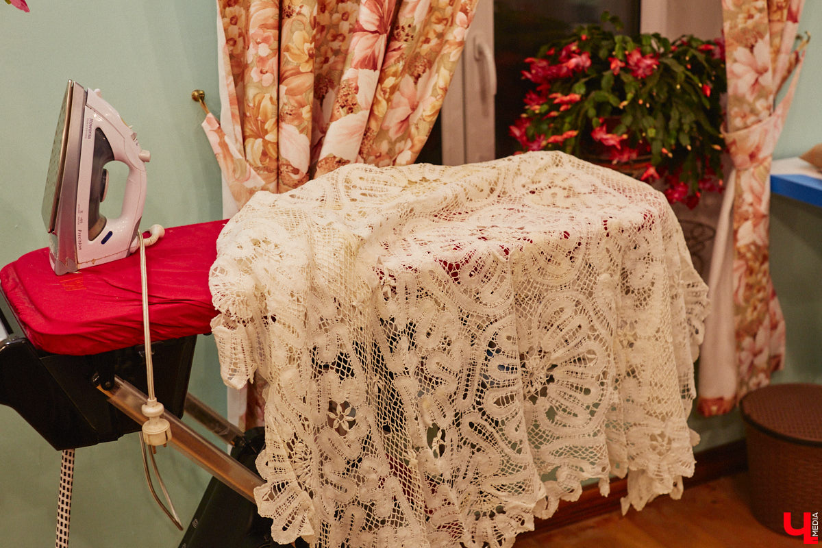 Экспериментаторы, фермеры и агрожурналисты Галина и Эдуард Кошевец подчинились требованиям деревенского дома, создали образцовое хозяйство полного цикла и вывели свою формулу счастья. Ну а мы заглянули в гости к  ним в особняк, расположенный на территории усадьбы Грибоедовых.  