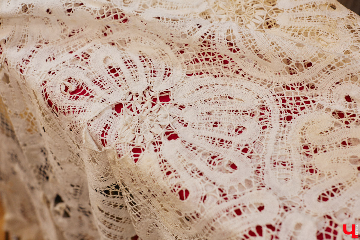 Экспериментаторы, фермеры и агрожурналисты Галина и Эдуард Кошевец подчинились требованиям деревенского дома, создали образцовое хозяйство полного цикла и вывели свою формулу счастья. Ну а мы заглянули в гости к  ним в особняк, расположенный на территории усадьбы Грибоедовых.  