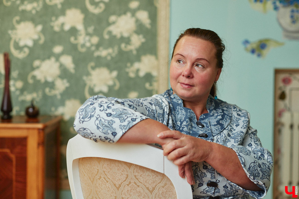 Экспериментаторы, фермеры и агрожурналисты Галина и Эдуард Кошевец подчинились требованиям деревенского дома, создали образцовое хозяйство полного цикла и вывели свою формулу счастья. Ну а мы заглянули в гости к  ним в особняк, расположенный на территории усадьбы Грибоедовых.  