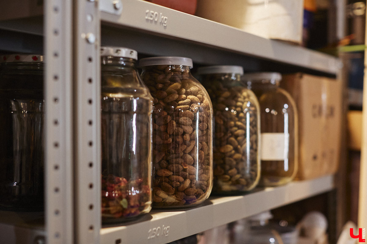 Экспериментаторы, фермеры и агрожурналисты Галина и Эдуард Кошевец подчинились требованиям деревенского дома, создали образцовое хозяйство полного цикла и вывели свою формулу счастья. Ну а мы заглянули в гости к  ним в особняк, расположенный на территории усадьбы Грибоедовых.  