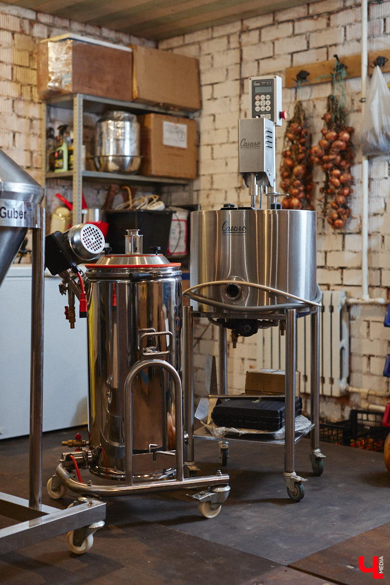 Экспериментаторы, фермеры и агрожурналисты Галина и Эдуард Кошевец подчинились требованиям деревенского дома, создали образцовое хозяйство полного цикла и вывели свою формулу счастья. Ну а мы заглянули в гости к  ним в особняк, расположенный на территории усадьбы Грибоедовых.  