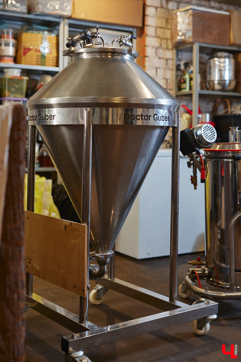 Экспериментаторы, фермеры и агрожурналисты Галина и Эдуард Кошевец подчинились требованиям деревенского дома, создали образцовое хозяйство полного цикла и вывели свою формулу счастья. Ну а мы заглянули в гости к  ним в особняк, расположенный на территории усадьбы Грибоедовых.  