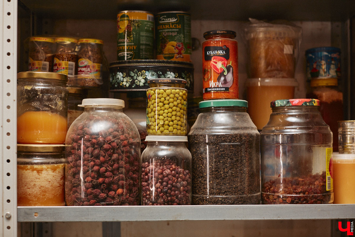 Экспериментаторы, фермеры и агрожурналисты Галина и Эдуард Кошевец подчинились требованиям деревенского дома, создали образцовое хозяйство полного цикла и вывели свою формулу счастья. Ну а мы заглянули в гости к  ним в особняк, расположенный на территории усадьбы Грибоедовых.  