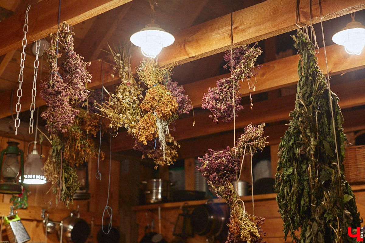 Экспериментаторы, фермеры и агрожурналисты Галина и Эдуард Кошевец подчинились требованиям деревенского дома, создали образцовое хозяйство полного цикла и вывели свою формулу счастья. Ну а мы заглянули в гости к  ним в особняк, расположенный на территории усадьбы Грибоедовых.  